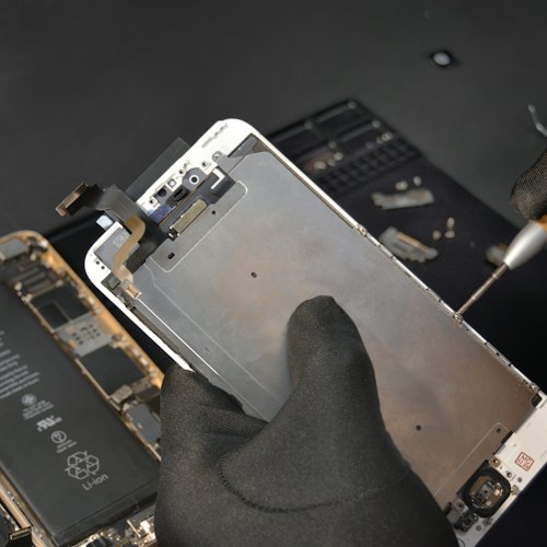 Técnico consertando um celular